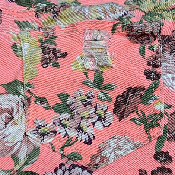 Bongo Coral Floral Print Distressed Jean Shorts Size 9. NWOT. Fringe hem. CUTE. - Picture 5 of 7